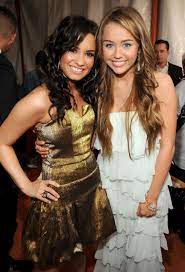 Miley ray cyrus, урождённая де́стини хо́уп са́йрус (англ. Miley Cyrus Talked To Demi Lovato About Not Wearing A Bikini After The 2013 Vmas