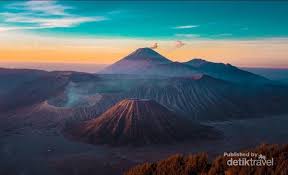 Seperti dalam gambar pegunungan yang indah diatas, kamu bisa. Menelusuri Bromo Yang Eksotis