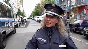 Das gebäude an der rigaer straße 94 ist ein aus einer illegalen hausbesetzung entstandener wohnraum und zählt zu den letzten besetzten häusern in berlin. Germany Berlin Police Raid Rigaer Strasse 94 Squat Youtube