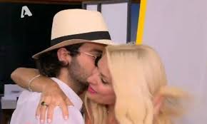 Αγγελοσ λατσιοσ γενεθλια γιαννησ λατσιοσ ελενη μενεγακη λαουρα λατσιου. Aggelos Latsios Nyxtoperpathmata Sthn A8hna H Fwto Poy Dhmosieyse To10 Gr