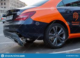 El Parachoques Trasero Cayo Apagado Despues De Un Accidente De Trafico Desplome Del Camino Automovil Aleman Danado Foto De Archivo Editorial Imagen De Danado Parachoques 126216273