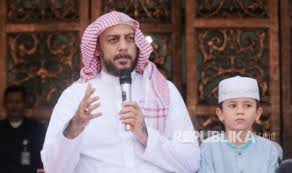 Ketua yayasan syekh ali jaber, habib abdurrahman, yang dikonfirmasi media membenarkan hal tersebut. Pendakwah Syekh Ali Jaber Ditusuk Orang Tak Dikenal Republika Online