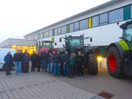 Die initiative wir haben es satt! geht von 15.000 teilnehmern und mehr als 100 traktoren aus. Zwischenstopp Der Demo Staffelfahrt Beim Bauernverband Bauernverband Schwabisch Hall Hohenlohe Rems E V