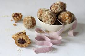 Le polpette di pane sono un secondo piatto povero preparato con pane raffermo, uova e latte. Polpette Dolci Di Pane Raffermo Con Cuore Ai Lamponi Papilla Monella