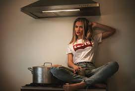 A crossed legs pose is the most exciting female body language. Pin On Portret