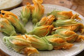 Fiori di zucca fritti in pastella croccante. Fiori Di Zucca Fritti Come Friggere I Fiori Di Zucca Per Farli Croccanti E Leggeri
