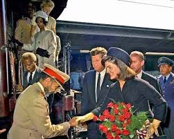 October 1 1963 Jackie Greets Emperor Haile Selassie Of Ethiopia At Dc S Union Station The Roses Are For Selass Haile Selassie Jacqueline Kennedy First Lady