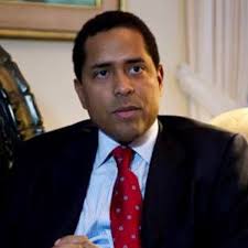 Cox Alomar se compromete a luchar por empresarios