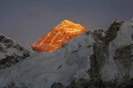 Everest goes by several names. Ein Schweizer Kollabiert Auf Dem Mount Everest Und Stirbt