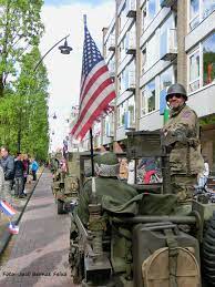Men viert dan de bevrijding van nederland door de geallieerde soldaten. Pin On Bevrijdingsdag 2015 In Zeist