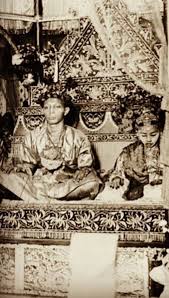 Muzium sultan abu bakar) is a museum in pekan, pahang, malaysia. House Of Pahang On Twitter Gambar Persandingan Almarhum Sultan Abu Bakar Ri Ayatuddin Al Mu Azzam Shah Ibni Almarhum Sultan Abdullah Al Mu Tassim Billah Shah Dengan Almarhumah Tengku Ampuan Pahang Raja Fatimah Binti Almarhum Sultan Iskandar