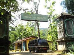 Wonogiri kaya dengan pegunungan karst yang indah dan menakjubkan serta memanjang.kabupaten wonogiri mempunyai oyek wisata pantai yang indah dan bagus, disamping itu obyek wisata wisata lainya yaitu gua , waduk dan wisata alam. Wisata Religi Kahyangan Di Wonogiri