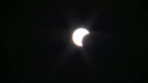 Parce qu'une éclipse en mouvement, c'est aussi bien sympa à voir, voici 2 vidéos pour découvrir cette éclipse annulaire comme si vous y étiez ! Eclipse Annulaire Les Images De La Lune Masquant Quasiment Tout Le Disque Solaire De L Afrique A L Asie