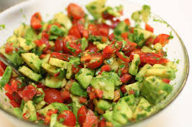 Foarte simpla de pregatit si foarte aspectuoasa daca o serviti in cojile de avocado. Salata De Avocado Cu Rosii Mariapopa Com