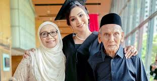 Zizan razak, nadiyah shahab, mas khan, zila bakarin, marisa yasmin penulis skrip : 9 Bulan Tak Jumpa Nadiyah Shahab Rindu Keluarga Di Singapura