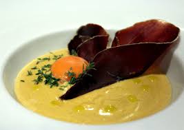 En una sartén, sofreír los níscalos en el aceite de oliva con el ajo y el perejil sacar el pollo de la olla, retirar el ramillete de estragón y añadir la nata dejar cocer a fuego vivo durante unos minutos sirve el pollo caliente con los níscalos salteados. Recetas Con Niscalos