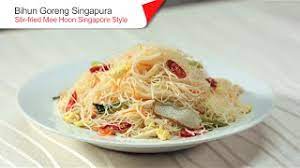 Kacau sehingga hampir masak dan kering airnya. Tasty Treat Singapore Style Stir Fried Mee Hoon Bihun Goreng Singapura Youtube
