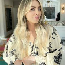 We are not kaley cuoco, we're just a fan site for her! Kaley Cuoco S Golden Globes Waves Are Thanks To This 10 Cult Classic Shampoo