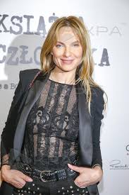 Przewraca ją na wznak, zdejmuje majteczki. Akpa Wydarzenia Premiera Spektaklu Nie Ksiazka Zdobi Czlowieka W Teatrze Kwadrat