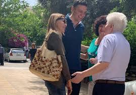 Η τζένη μπαλατσινού αποκαλύπτει τα νυφικά παπούτσια της λίγο πριν το γάμο!το ζευγάρι της ελληνικής showbiz. Mpalatsinoy Kikilias Ths Krathse Thn Tsanta Kai Pyrodothse 3ana Tis Fhmes H Gynaika Toy Shmera Igynaika