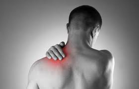 Nyeri bahu merupakan kondisi yang cukup umum dan bisa dipicu oleh beragam masalah, seperti kejang otot, pergeseran sendi, ligamen terkilir, gangguan pada tulang belakang (bagian punggung tengah atau leher), atau bahkan karena penyakit jantung. Nyeri Bahu Kronis