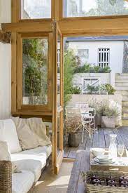 Helle Holzfenster Wirken Freundlich Und Passen Gut Zu Einem Landhaus Welche Vorteile Und Nachteile Die Fenster Haben Und Mit Wel Outdoor Decor Home Home Decor