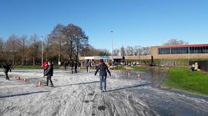 Ook zo benieuwd wat er allemaal in hoogkerk e.o. Mag Dat Samen Buiten Schaatsen Op Natuurijs Indebuurt Groningen