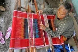 Ulos merupakan pakaian adat yang berasal dari suku batak toba. Haru Biru Tenun Batak Halaman All Kompas Com