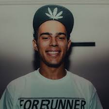 Hot Karl (@moistureman_)