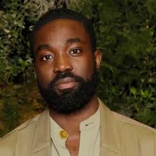 El actor Paapa Essiedu es el candidato principal pada interpretar al  Profesor Severus Snape en la serie de Harry Potter. Nadie como Alan  Rickman, pero estoy loco por leerlos en los comentarios.