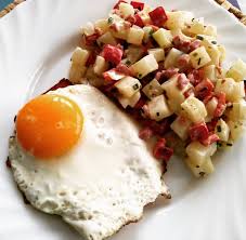 Das tolle an eiern ist die immense vielfältigkeit der zubereitung. Kohlrabi Paprikasalat Mit Leberkase Und Spiegelei Einfache Rezepte