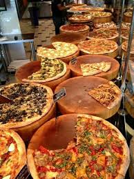 Pizza Buffet Great Idea For Any Party Even At Weddings Buffet De Pizza Gran Idea Para Cualquier Unique Wedding Food Food Trends Reception Food