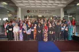 Sijil anugerah pelajar terbaik majlis graduasi. Tuanku Chancellor English Language Club Utm Encourages Students To Speak English Utm Newshub