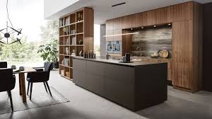 Die kuche ist einer der wichtigsten orte im haus deshalb ist es wichtig ein harmonisches design zu erreichen um eine gute lagerung zu erreichen und eine ordn. Designkuche