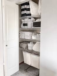 Installez une tringle à rideaux (ou utilisez le manche d'un vieux balai) dans votre placard pour accrocher tous les pulvérisateurs. 1001 Astuces Et Conseils Pour Trouver Son Idee De Rangement Preferee