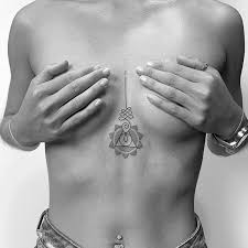 Pocos días atrás nos llegaron los delicados tatuajes de suriel rocha, quien nos contó muchísimas cosas acerca de sus interesantes diseños. Tatuajes Debajo Del Pecho Logia Tattoo Barcelona