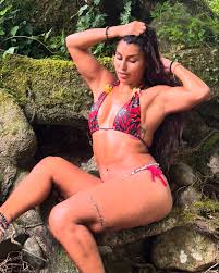 Si je pouvais je ne me mêlerai pas de mes propres affaires ,alors imaginez  comment les votre j'en ai rien à faire » 😑 “Si pudiera, ni siquiera me  metería en