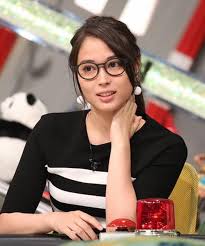 画像に含まれている可能性があるもの 1人 眼鏡 cat eye glass fashion eyes