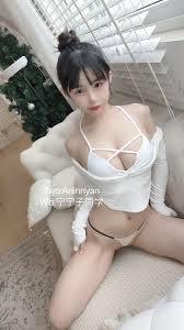 色氣滿分！中國大尺度萌妹《寧寧子同學》僅貼肉色Ok蹦露出大片白皙！ | 點我一下