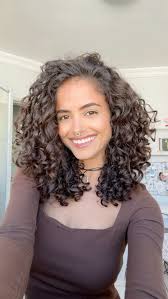 Cortes dos anos 90 para cabelo cacheado: inspirações que voltaram com tudo!