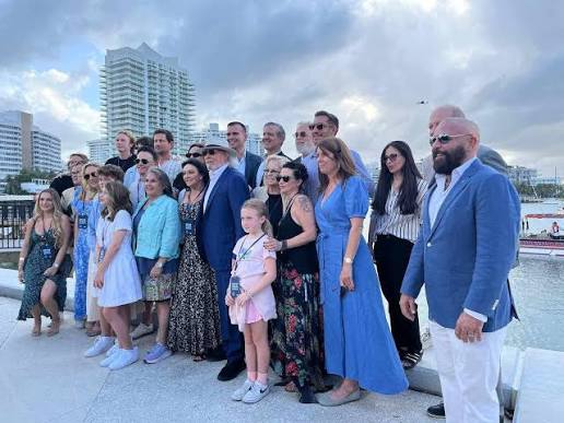 Barry Gibb & Linda With Family . April 2025