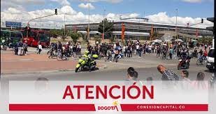 Manifestantes se apostaron en la vía y ante la negativa de retirarse, iniciaron los altercados. Bloqueo En El Portal De Las Americas Por Manifestacion