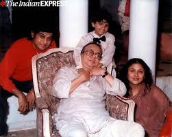 Son of singer and music composer, sachin dev burman and second husband of playback singer, asha bhosle, rd burman is credited for injecting a fresh style and technique into the singing of yesteryears. P E9bhb1lkczzm