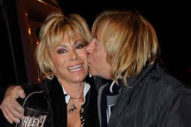 Le due persone che hanno denunciato enzo e carmen sono due italiani che sarebbero stati mandati via dalla villa senza preavviso e che per 8 mesi hanno lavorato senza nessun. Carmen Russo E Enzo Paolo Turchi Fanno Il Bis