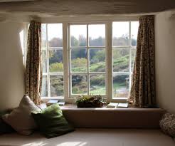 Wir zeigen dir verschiedene möglichkeiten, deine fenster zu verdunkeln, damit licht und wärme draußen bleiben. Stilvolle Gardinen Fur Kleine Fenster Mit Grosser Wirkung Wohnklamotte