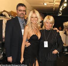 Leni's biological father is heidi's ex flavio briatore, but seal, whom heidi married in 2005 and divorced in 2014, is her adopted father. Heidi Klum In Bitter Legal Clash With Father Gunther Over Daughter Leni 17 Duk News