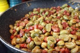 Las habas, conocidas científicamente como vicia faba, son plantas leguminosas ¿cómo plantar habas? Receta De Habas Con Jamon Y Huevo Deliciosi Com