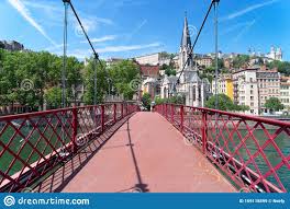 Die malerische altstadt von lyon am fuß des mont fourvière wird mit ihren eindrucksvollen kirchen und prächtigen. Lyon Frankreich An Einem Schonen Sommertag Stockbild Bild Von Reflexion Ansicht 169118599