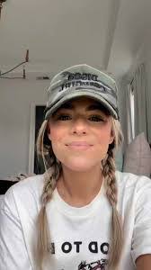 Cindy Enos's Instagram, Twitter & Facebook