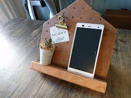 セリアの有孔ボードが更に変身 スマートフォンスタンドをdiy 収納 アイデア スマートフォン スタンド 有孔ボード